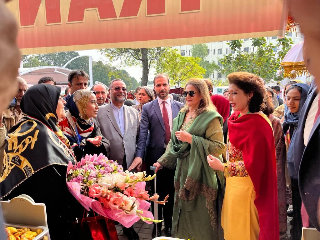 پاکستان کے صدر کی اہلیہ کا انٹرنیشنل چیریٹی مارکیٹ فیسٹیول میں اسلامی جمہوریہ ایران کے پویلین کا دورہ