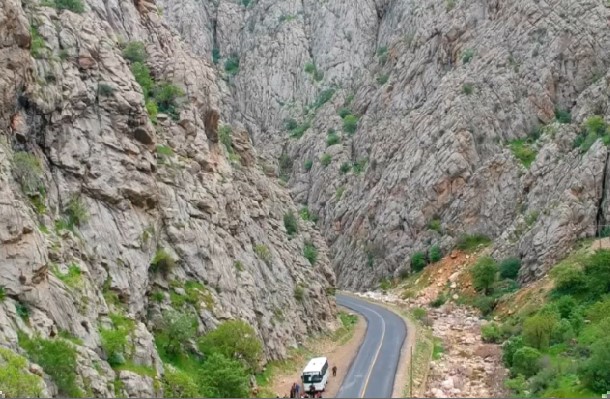 صوبہ کردستان ایران اپنے دلکش پہاڑوں، سرسبز وادیوں، نیلگوں جھیلوں، تاریخی قلعوں اور منفرد کُرد ثقافت کے باعث سیاحت کا ایک حسین مرکز ہے