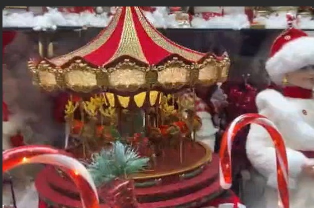 نئے عیسوی سال کے قریب ایران کے بڑے شہروں کی سڑکیں رونق، روشنیوں اور خوشیوں سے بھر جاتی ہیں