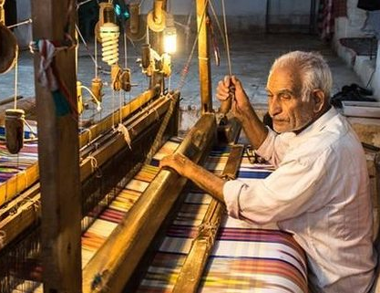 دری بُنائی، رنگین اور دلکش نمونوں کے ساتھ کپڑے کی بنائی کی جاتی ہے۔