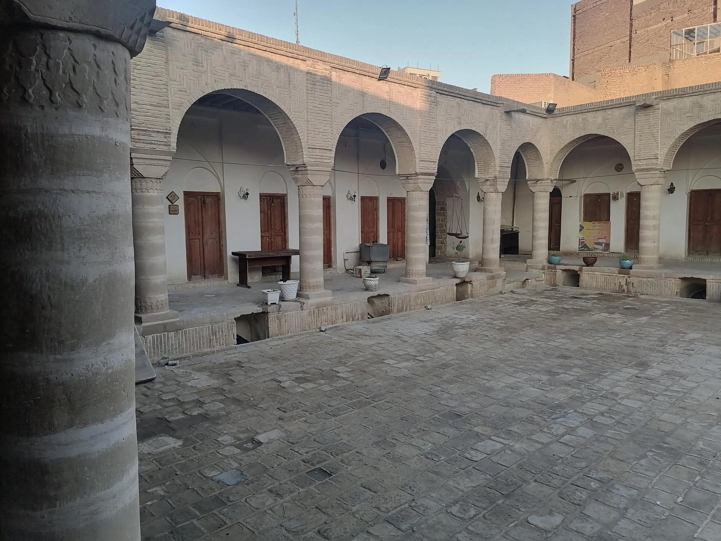 کاروانسرای افضل، بنایی تاریخی که مرکز تولید و فروش صنایع دستی شده است