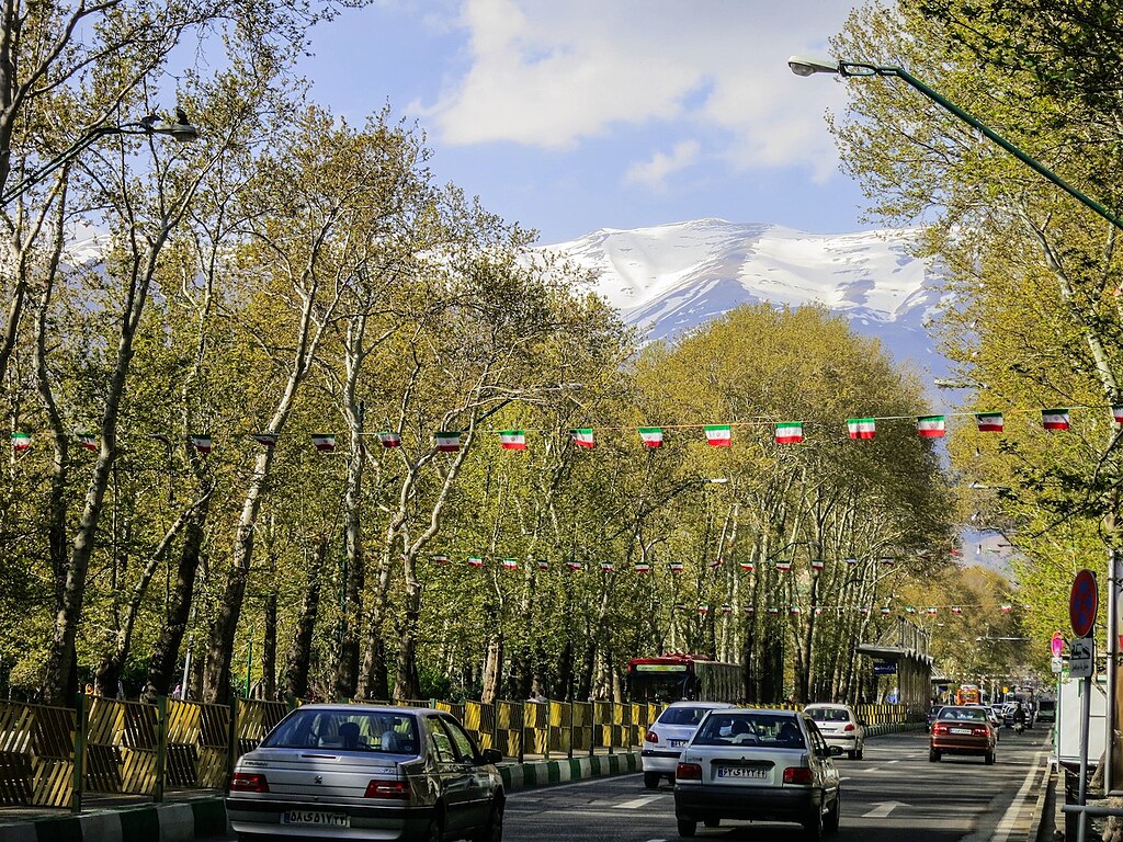 خیابان ولیعصر تهران، طولانی‌ترین خیابان جنوب غرب آسیا